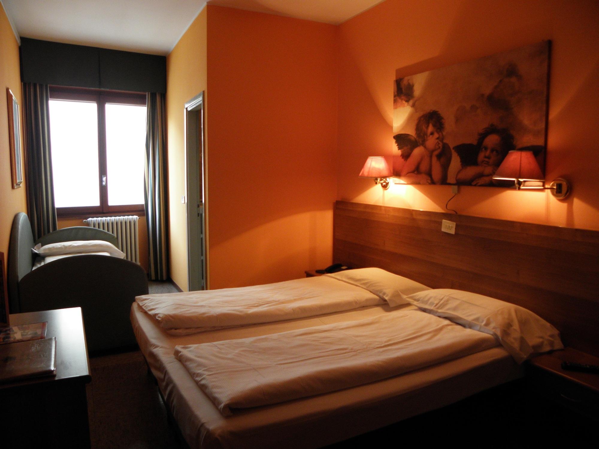 Hotel Corona Тирано Екстериор снимка