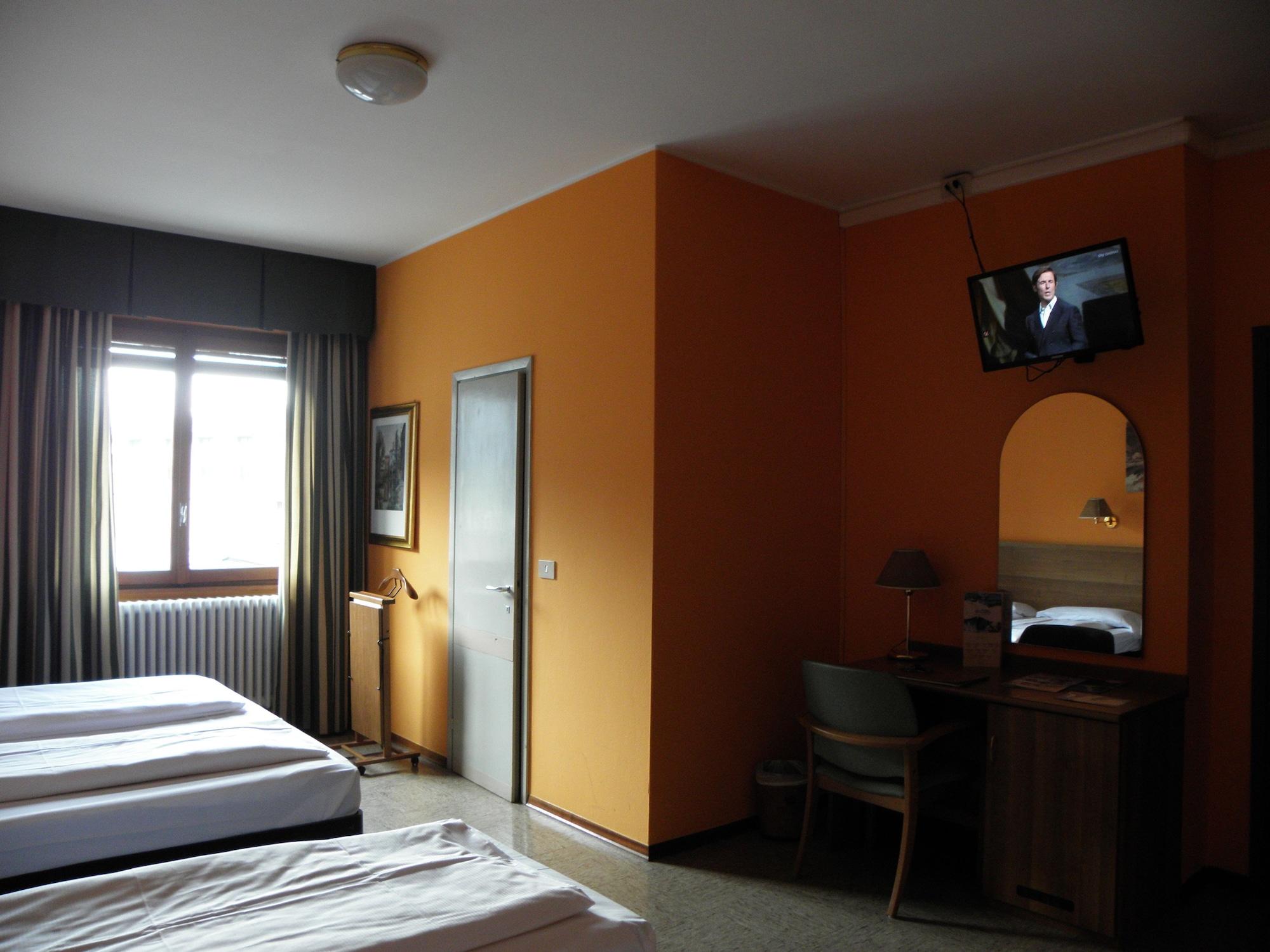 Hotel Corona Тирано Екстериор снимка