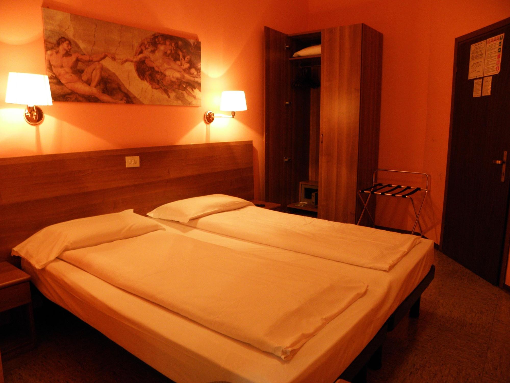 Hotel Corona Тирано Екстериор снимка