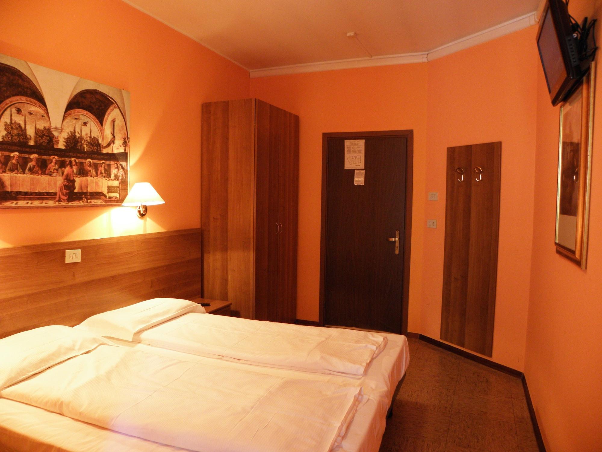 Hotel Corona Тирано Екстериор снимка