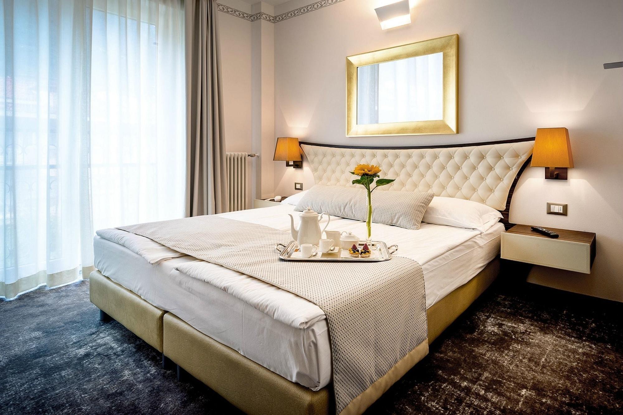 Hotel Corona Тирано Екстериор снимка