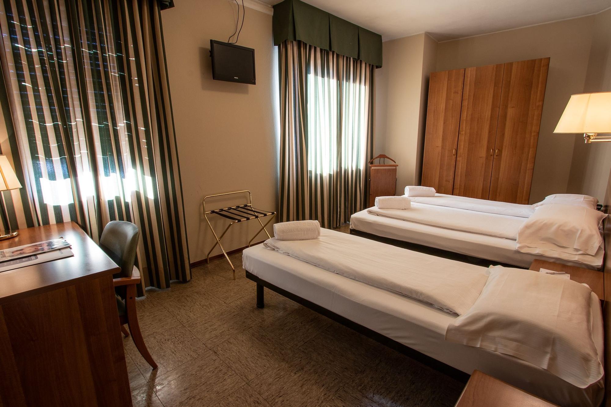 Hotel Corona Тирано Екстериор снимка