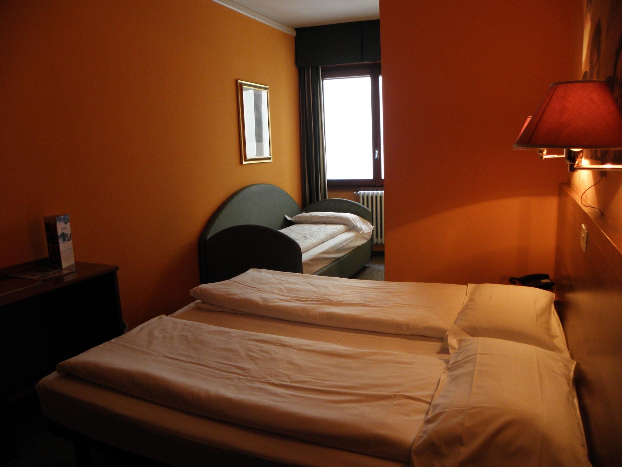 Hotel Corona Тирано Екстериор снимка