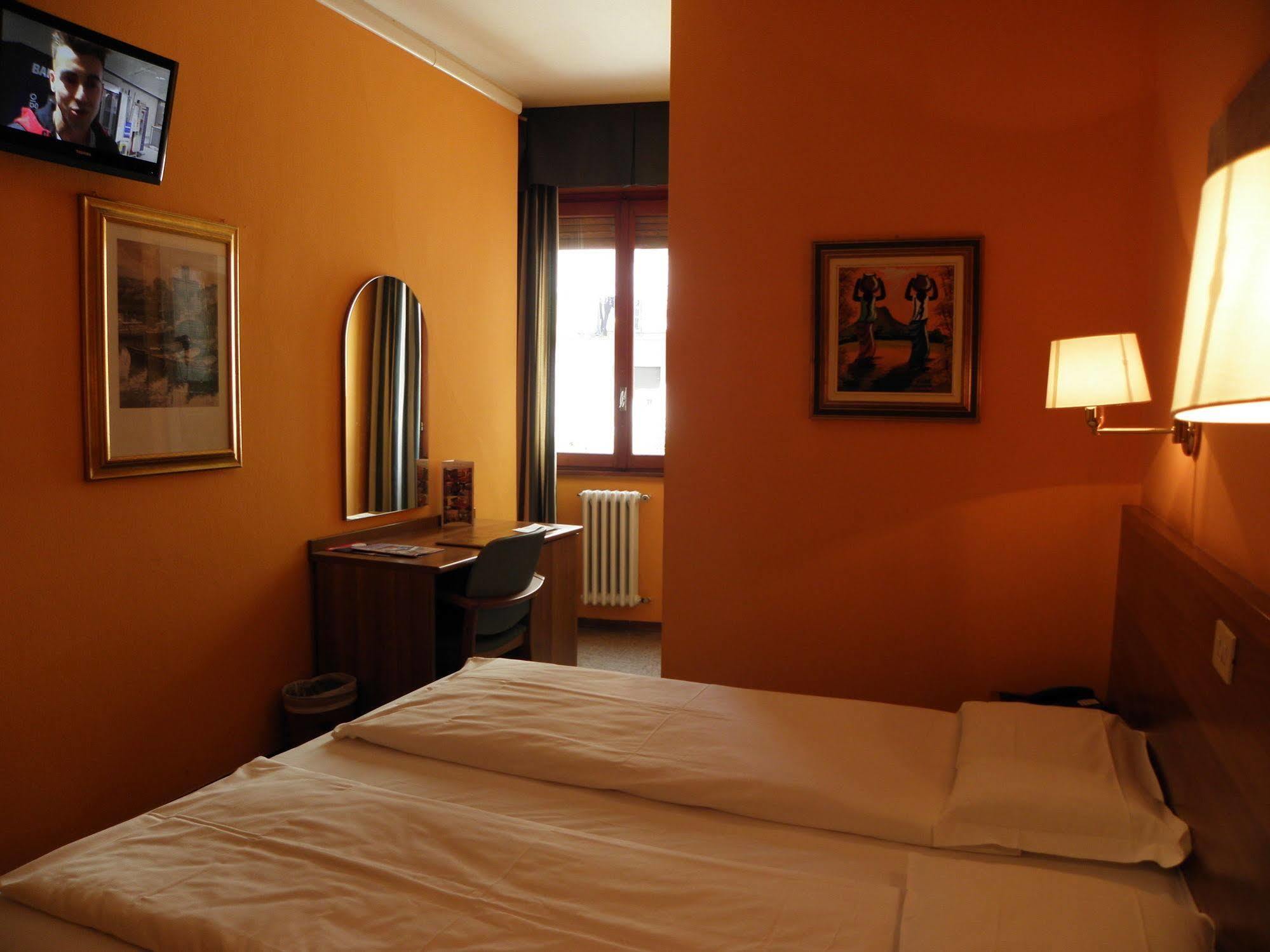 Hotel Corona Тирано Екстериор снимка