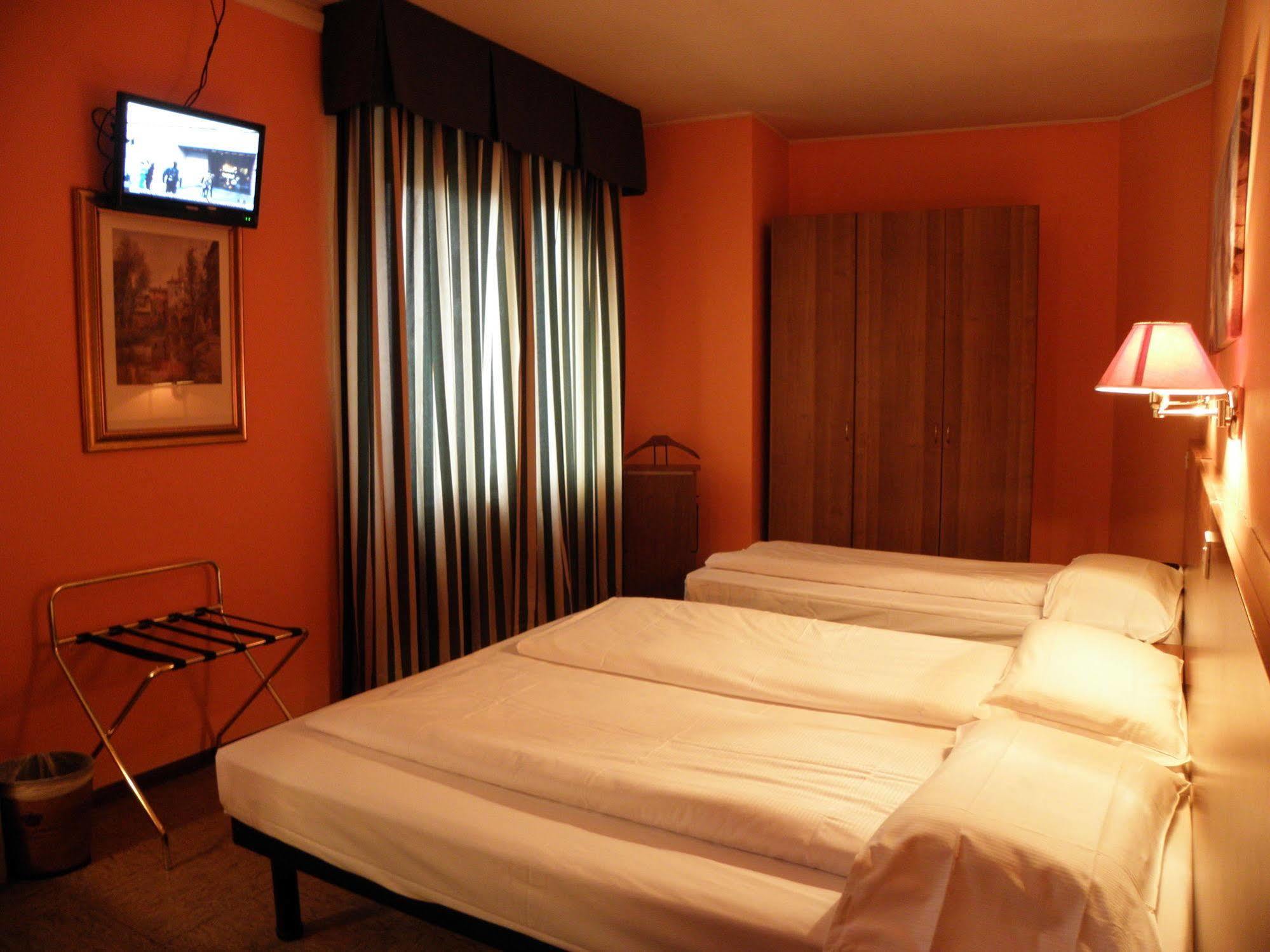 Hotel Corona Тирано Екстериор снимка