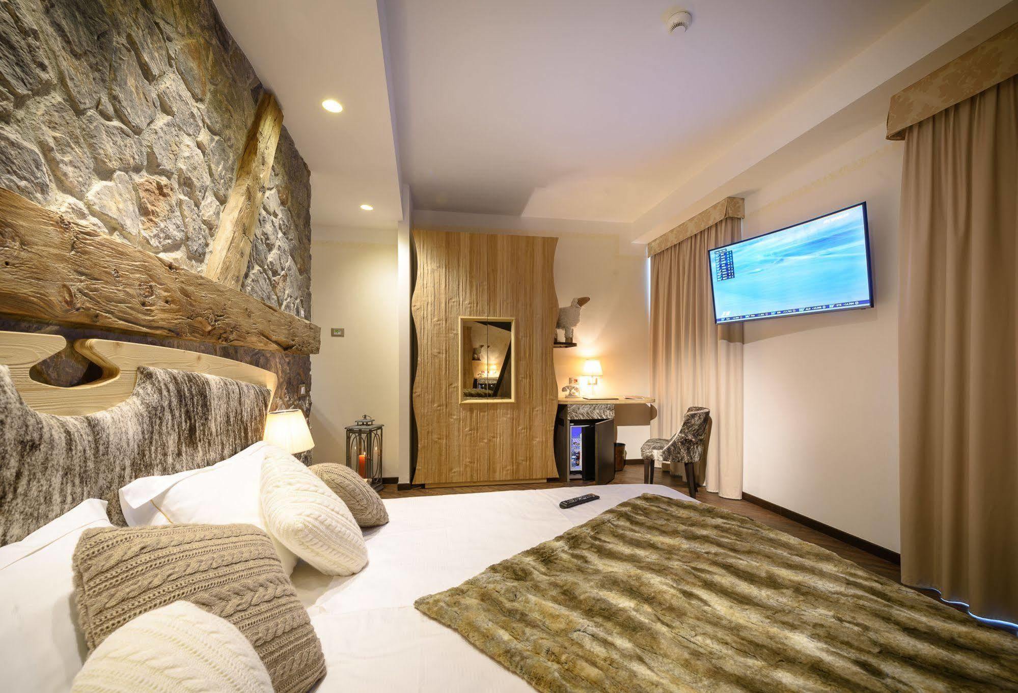 Hotel Corona Тирано Екстериор снимка