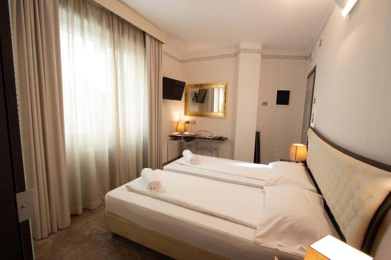 Hotel Corona Тирано Екстериор снимка