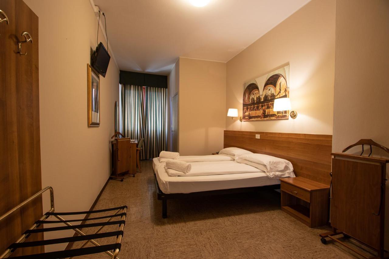 Hotel Corona Тирано Екстериор снимка