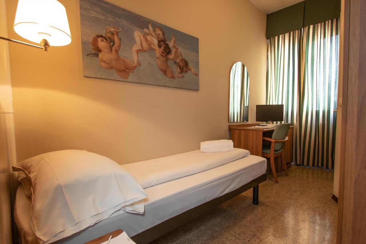 Hotel Corona Тирано Екстериор снимка